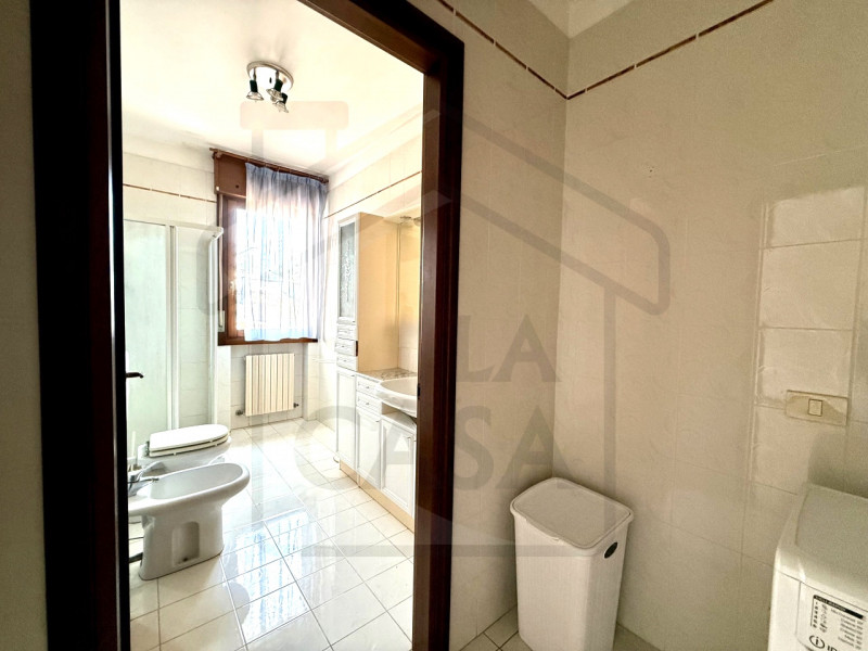 DUE CARRARE - In quartiere residenziale, centrale, ampio e luminoso appartamento duplex al primo ...