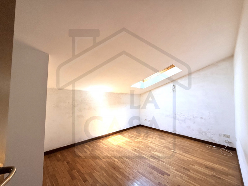 DUE CARRARE - In quartiere residenziale, centrale, ampio e luminoso appartamento duplex al primo ...