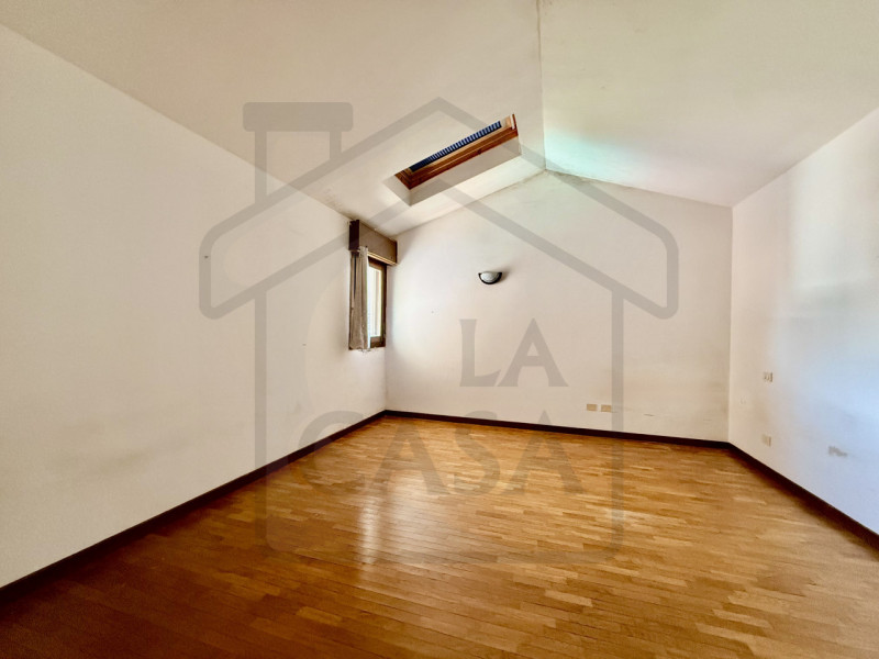DUE CARRARE - In quartiere residenziale, centrale, ampio e luminoso appartamento duplex al primo ...