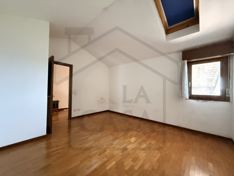 DUE CARRARE - In quartiere residenziale, centrale, ampio e luminoso appartamento duplex al primo ...