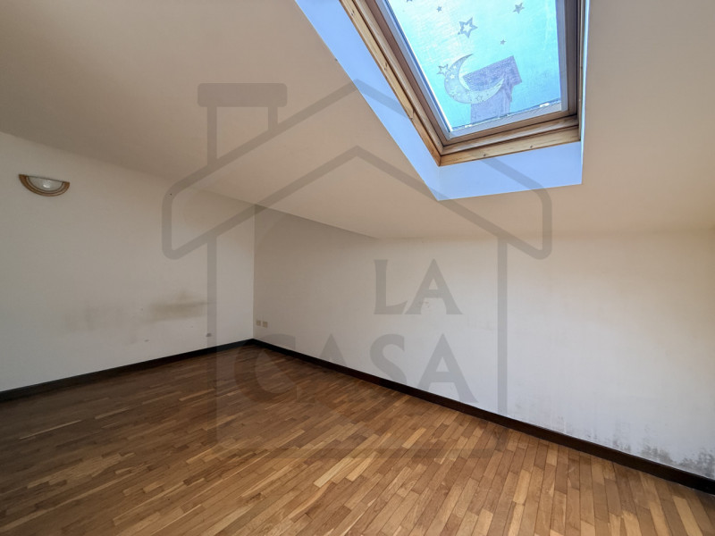 DUE CARRARE - In quartiere residenziale, centrale, ampio e luminoso appartamento duplex al primo ...