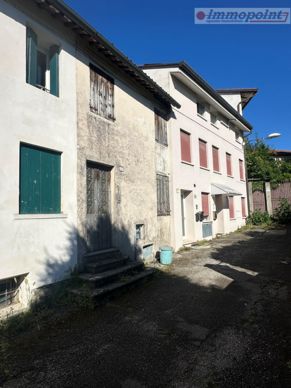 Nel cuore del centro storico di Nove, proponiamo in vendita porzione centrale di casa a schiera d...