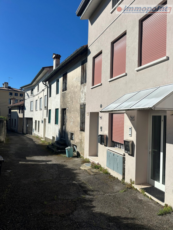 Nel cuore del centro storico di Nove, proponiamo in vendita porzione centrale di casa a schiera d...