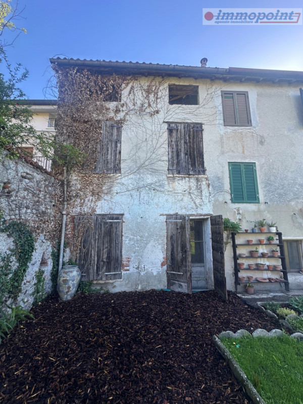 Nel cuore del centro storico di Nove, proponiamo in vendita porzione centrale di casa a schiera d...