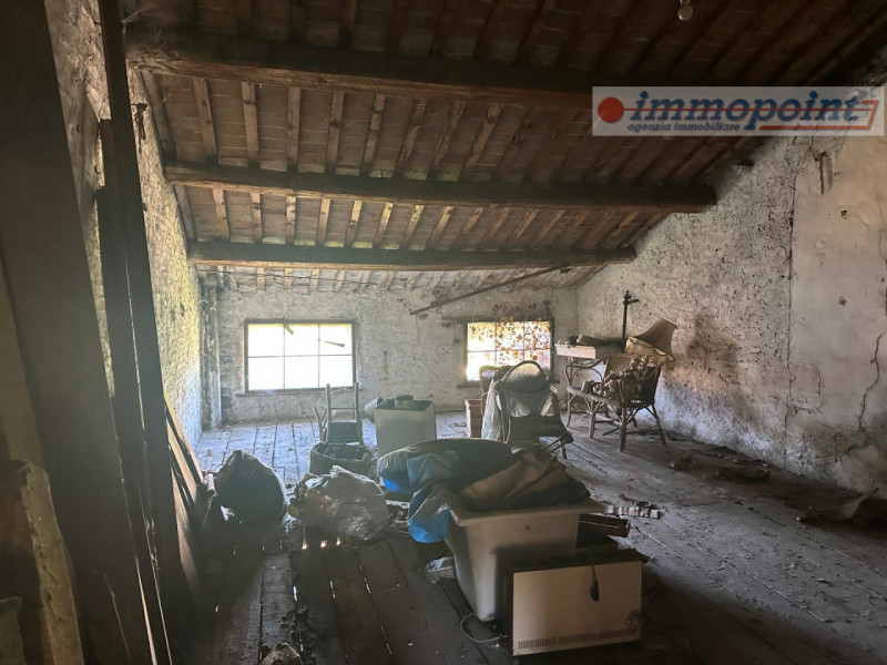 Nel cuore del centro storico di Nove, proponiamo in vendita porzione centrale di casa a schiera d...