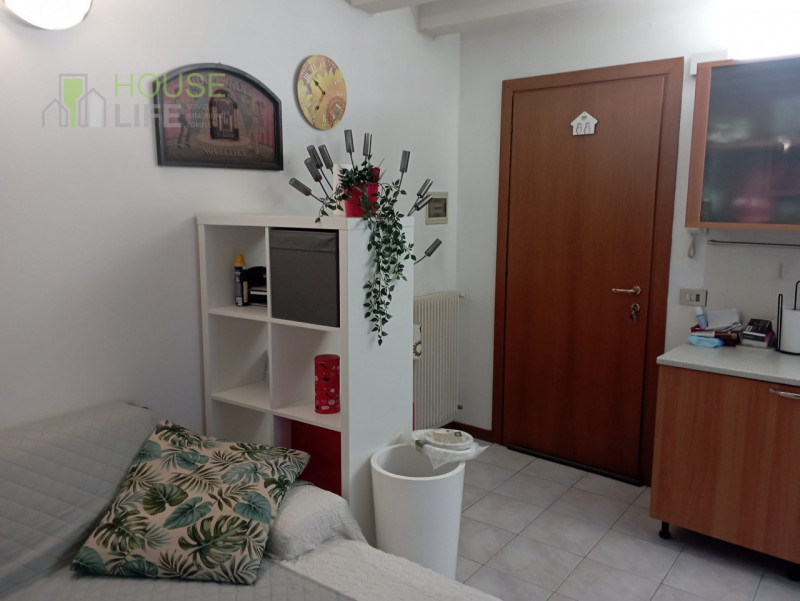 MALO: In zona centrale comoda a tutti i principali servizi, MINI APPARTAMENTO LOCATO al piano pri...