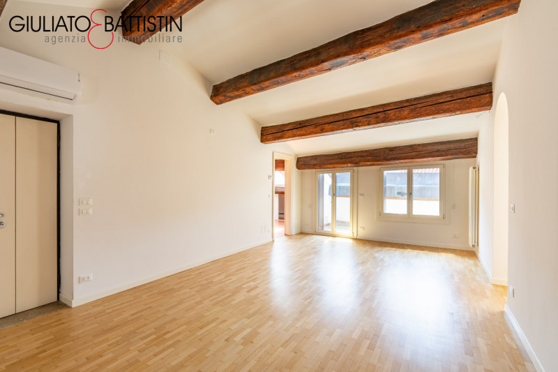 Attico al terzo e ultimo piano di un palazzo storico in Contrà Porti, nel centro storico di Vicen...