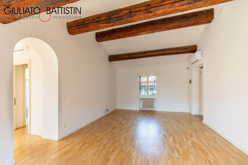 Attico al terzo e ultimo piano di un palazzo storico in Contrà Porti, nel centro storico di Vicen...