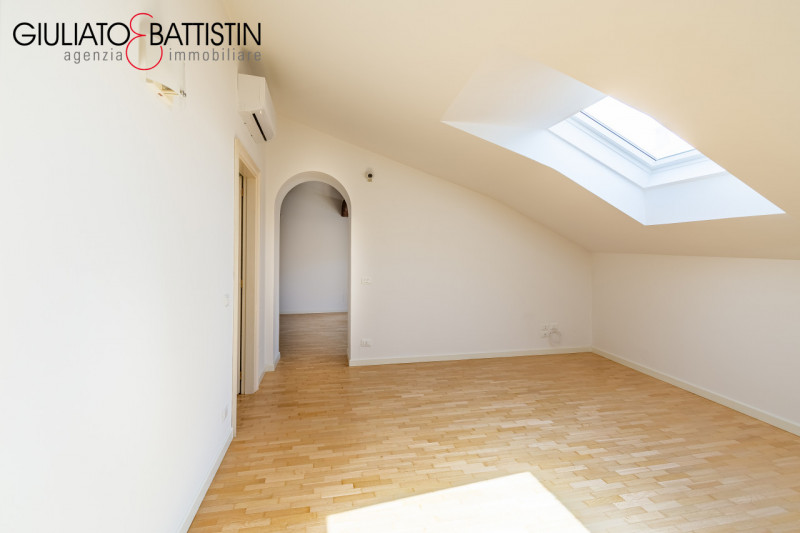 Attico al terzo e ultimo piano di un palazzo storico in Contrà Porti, nel centro storico di Vicen...