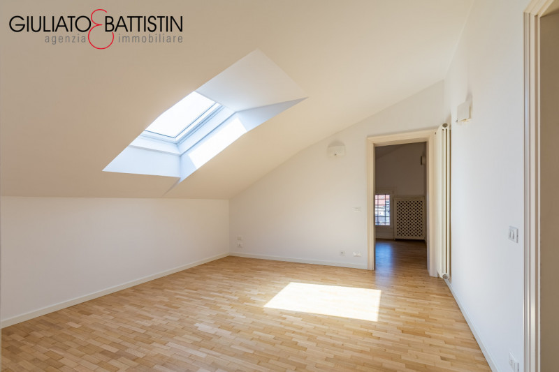 Attico al terzo e ultimo piano di un palazzo storico in Contrà Porti, nel centro storico di Vicen...