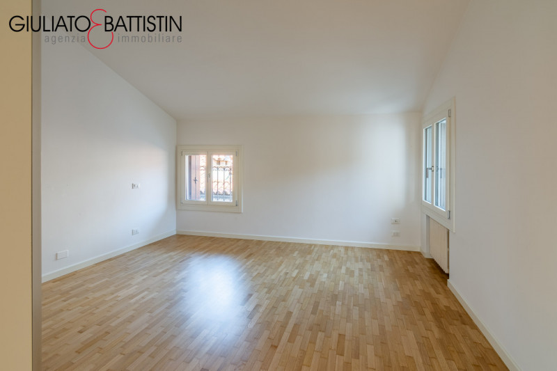 Attico al terzo e ultimo piano di un palazzo storico in Contrà Porti, nel centro storico di Vicen...