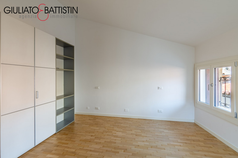Attico al terzo e ultimo piano di un palazzo storico in Contrà Porti, nel centro storico di Vicen...