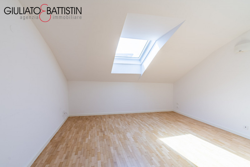 Attico al terzo e ultimo piano di un palazzo storico in Contrà Porti, nel centro storico di Vicen...