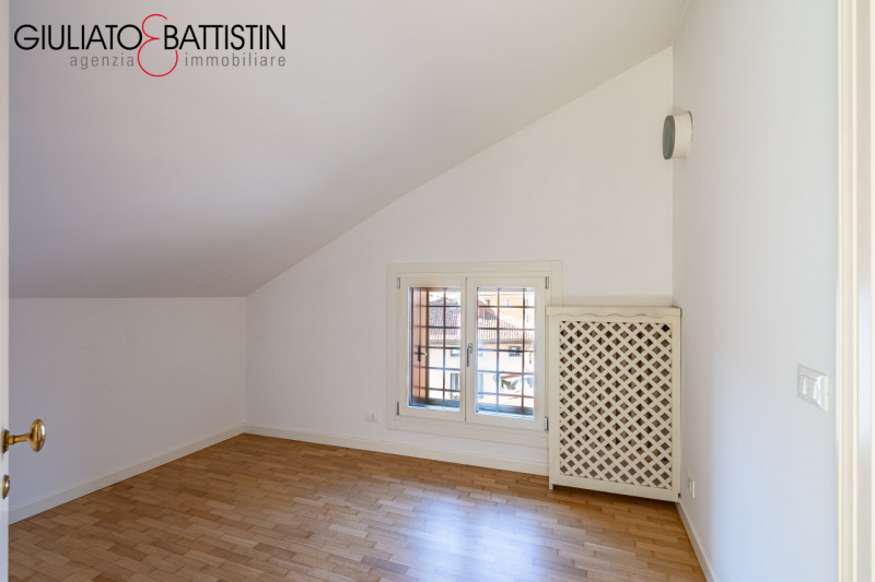 Attico al terzo e ultimo piano di un palazzo storico in Contrà Porti, nel centro storico di Vicen...