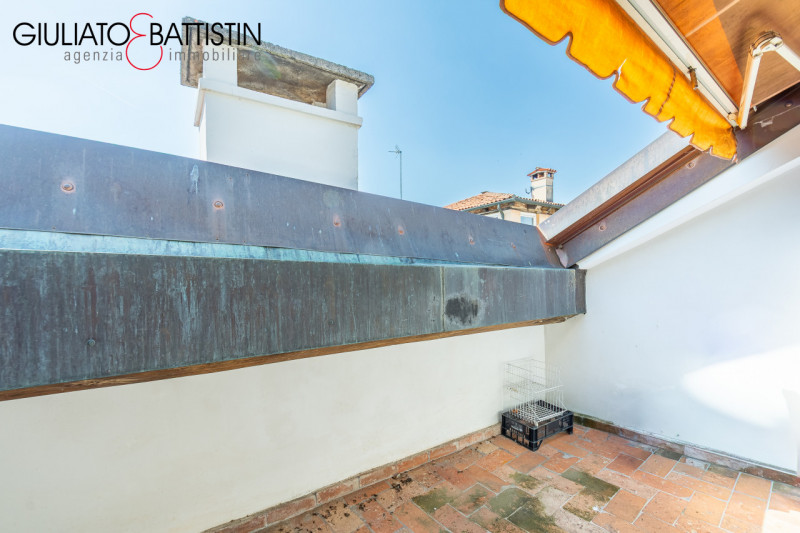 Attico al terzo e ultimo piano di un palazzo storico in Contrà Porti, nel centro storico di Vicen...