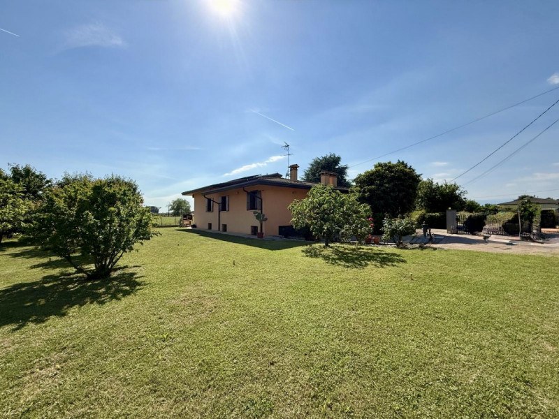 (Per INFO Roberto 3453195338) Musano di Trevignano, proponiamo in vendita Villa singola con ampio...