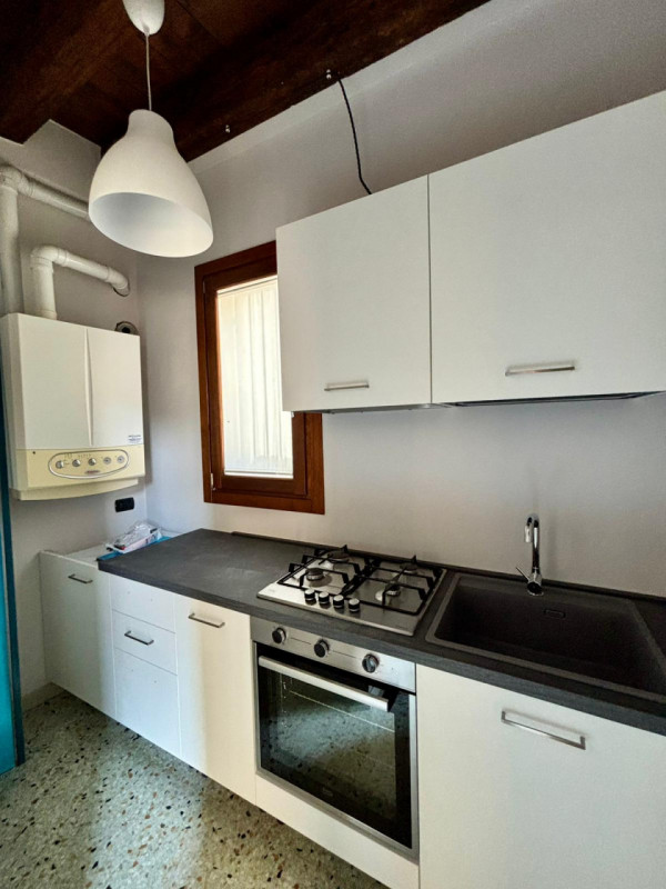 Scopri questo affascinante appartamento di 75 mq situato nel cuore di Monselice. Questo immobile ...