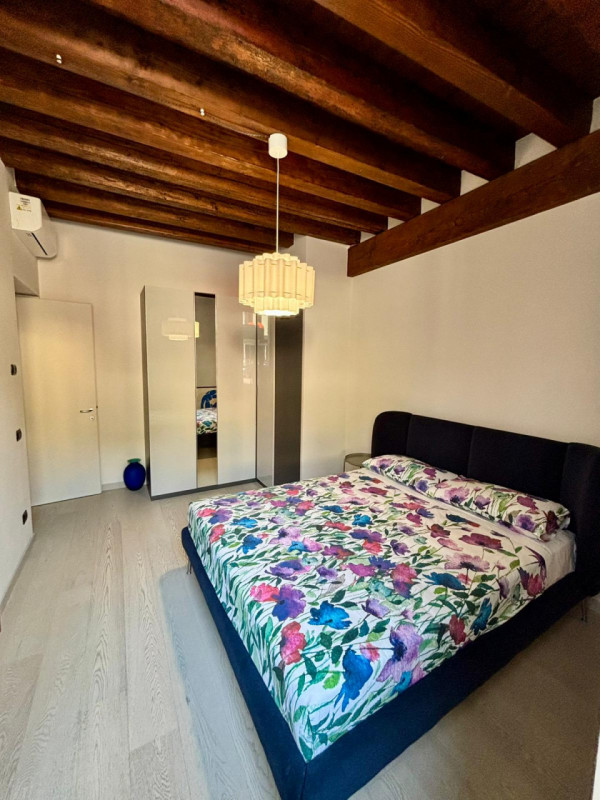 Scopri questo affascinante appartamento di 75 mq situato nel cuore di Monselice. Questo immobile ...