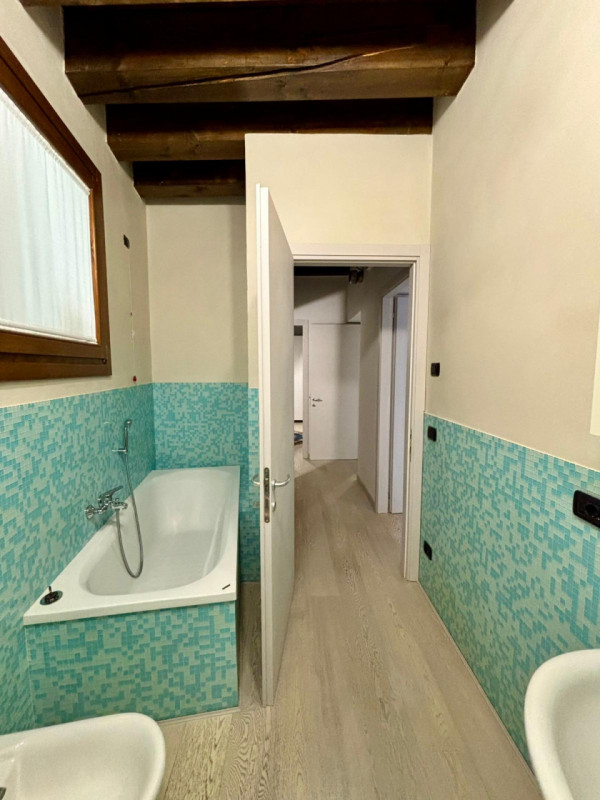 Scopri questo affascinante appartamento di 75 mq situato nel cuore di Monselice. Questo immobile ...