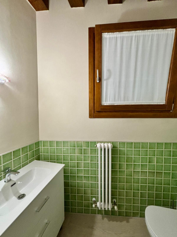 Scopri questo affascinante appartamento di 75 mq situato nel cuore di Monselice. Questo immobile ...