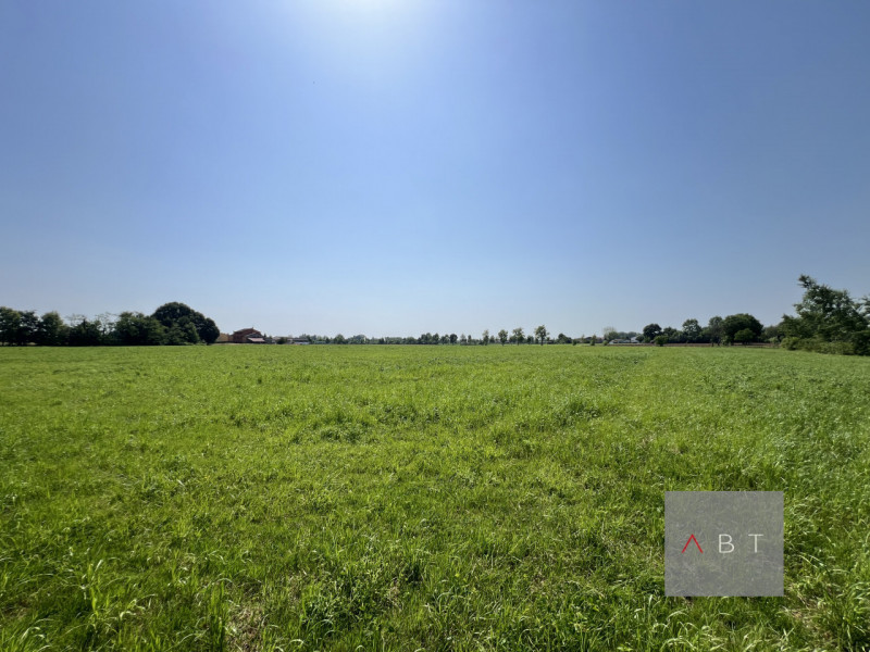Terreno agricolo di 27.664 mq. con possibilità d'irrigazione. Classe Energ. non soggetto --- annu...