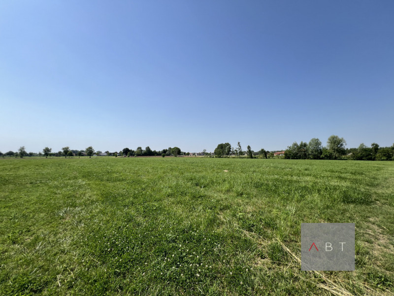 Terreno agricolo di 27.664 mq. con possibilità d'irrigazione. Classe Energ. non soggetto --- annu...