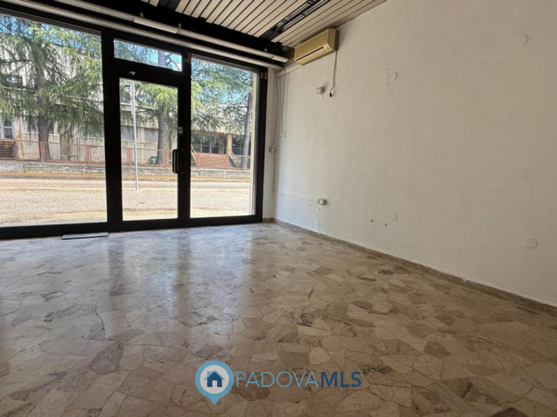 Immobile in esclusiva al Gruppo Padova MLS
SAN CARLO: ZONA LARGO DEBUSSY su strada di alto transi...