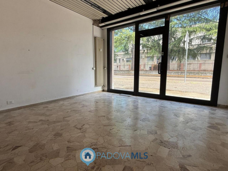 Immobile in esclusiva al Gruppo Padova MLS
SAN CARLO: ZONA LARGO DEBUSSY su strada di alto transi...
