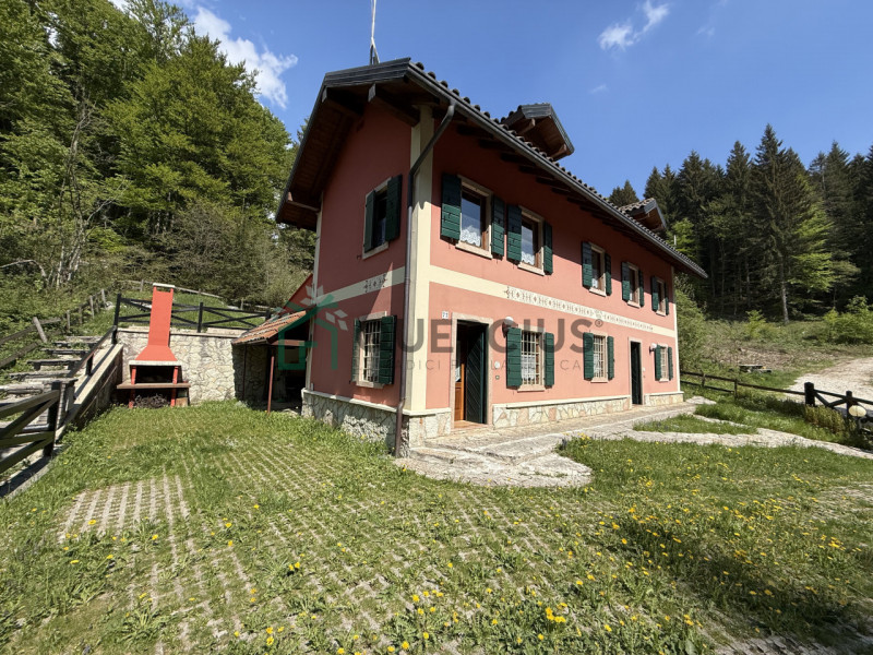 In bellissima zona residenziale, immersa nel verde, proponiamo in vendita meravigliosa villa sing...