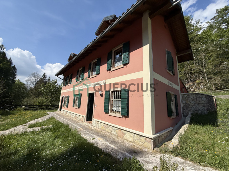 In bellissima zona residenziale, immersa nel verde, proponiamo in vendita meravigliosa villa sing...