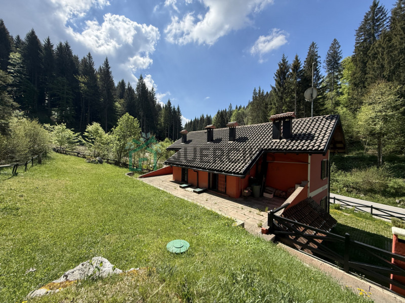 In bellissima zona residenziale, immersa nel verde, proponiamo in vendita meravigliosa villa sing...