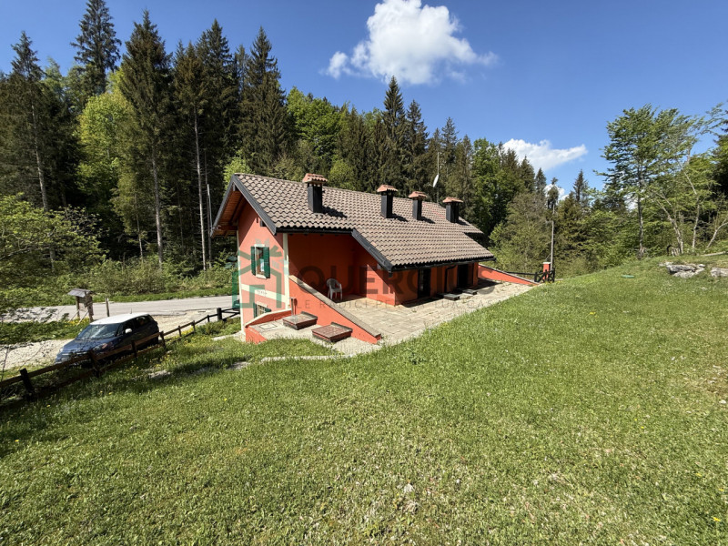 In bellissima zona residenziale, immersa nel verde, proponiamo in vendita meravigliosa villa sing...