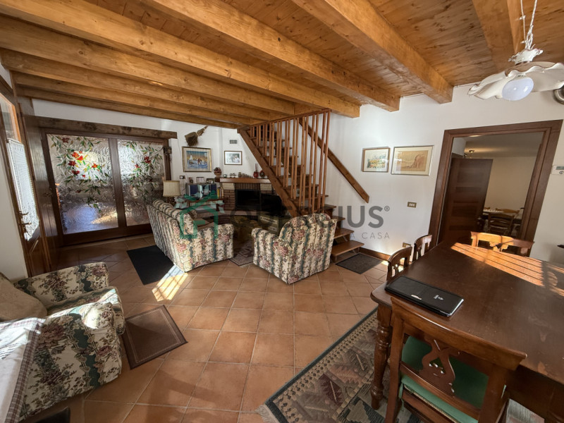 In bellissima zona residenziale, immersa nel verde, proponiamo in vendita meravigliosa villa sing...