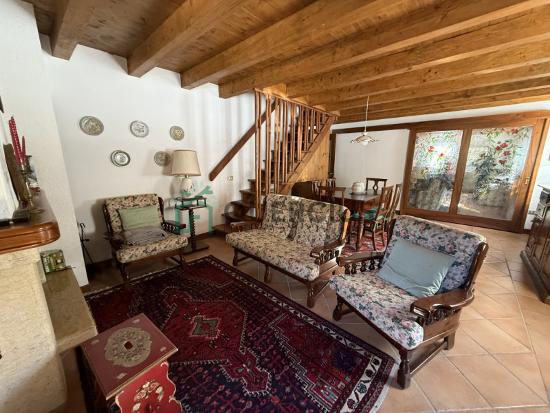 In bellissima zona residenziale, immersa nel verde, proponiamo in vendita meravigliosa villa sing...