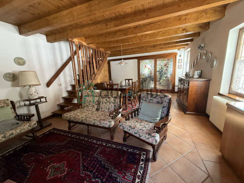 In bellissima zona residenziale, immersa nel verde, proponiamo in vendita meravigliosa villa sing...