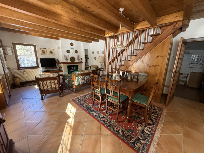 In bellissima zona residenziale, immersa nel verde, proponiamo in vendita meravigliosa villa sing...