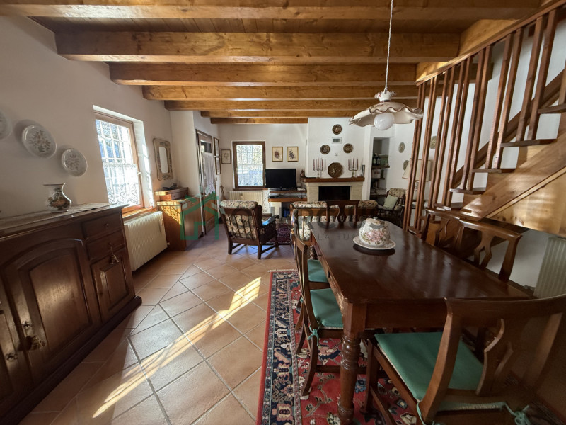 In bellissima zona residenziale, immersa nel verde, proponiamo in vendita meravigliosa villa sing...