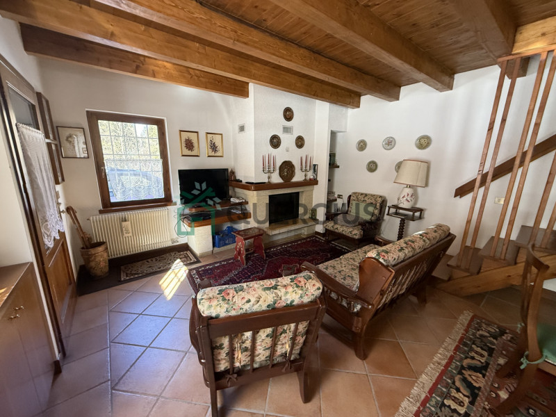 In bellissima zona residenziale, immersa nel verde, proponiamo in vendita meravigliosa villa sing...