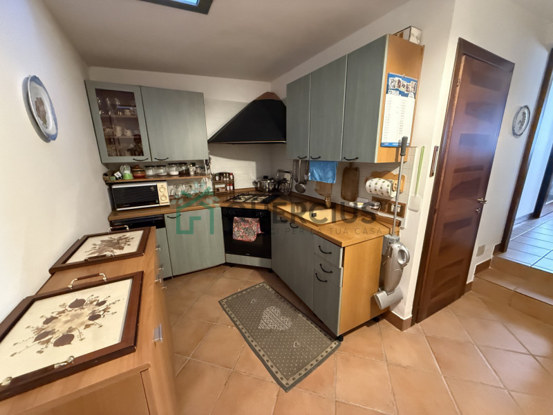 In bellissima zona residenziale, immersa nel verde, proponiamo in vendita meravigliosa villa sing...