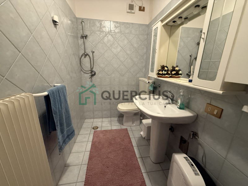 In bellissima zona residenziale, immersa nel verde, proponiamo in vendita meravigliosa villa sing...