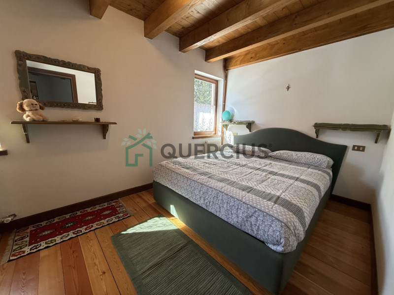 In bellissima zona residenziale, immersa nel verde, proponiamo in vendita meravigliosa villa sing...