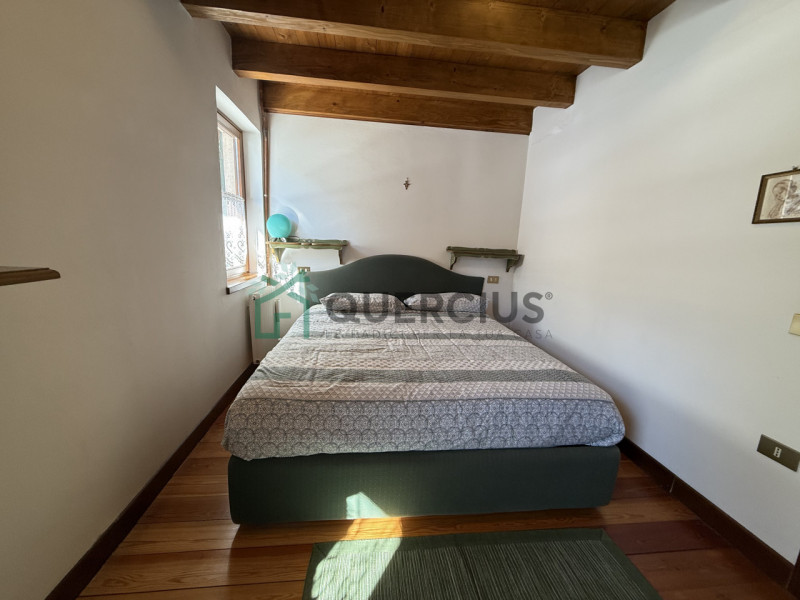 In bellissima zona residenziale, immersa nel verde, proponiamo in vendita meravigliosa villa sing...