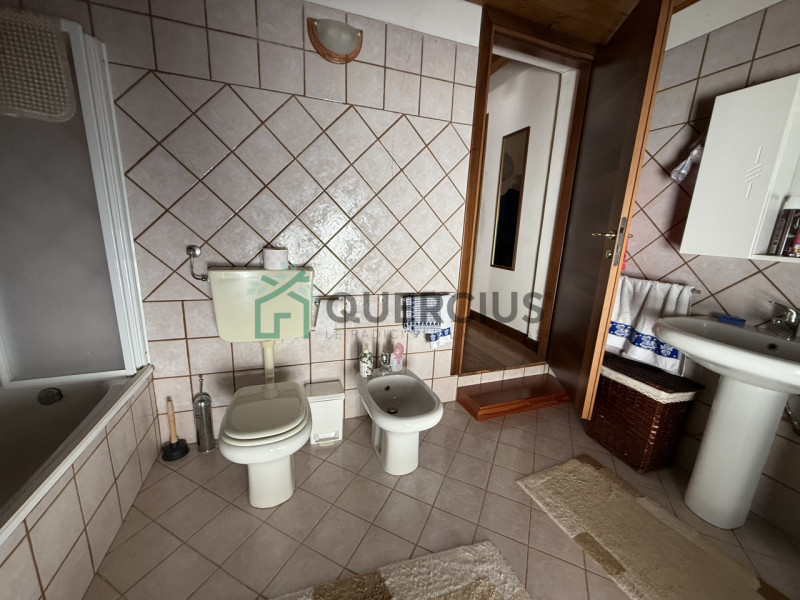 In bellissima zona residenziale, immersa nel verde, proponiamo in vendita meravigliosa villa sing...
