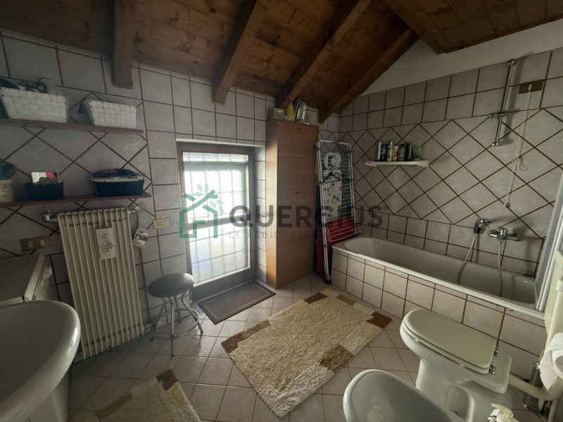 In bellissima zona residenziale, immersa nel verde, proponiamo in vendita meravigliosa villa sing...