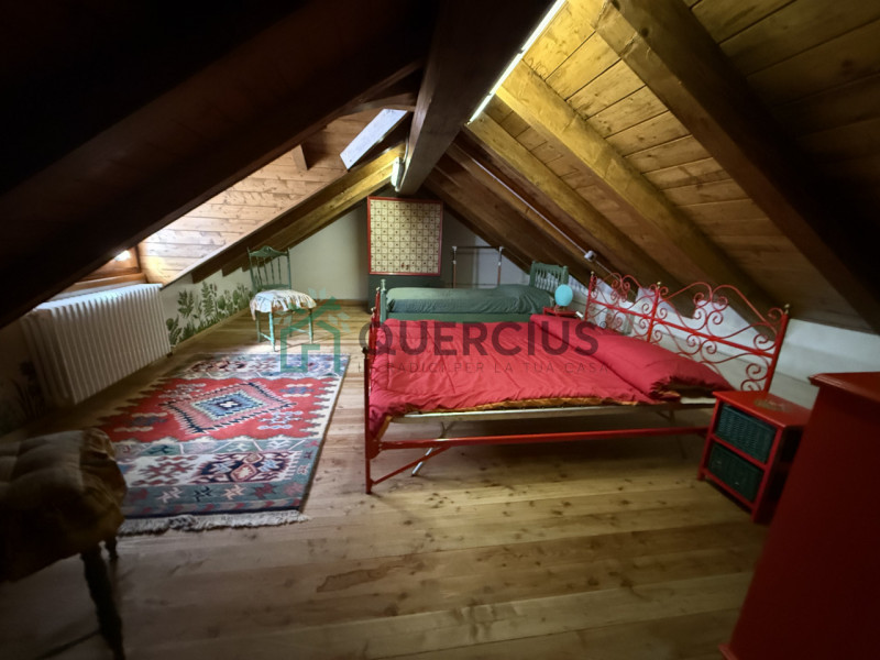 In bellissima zona residenziale, immersa nel verde, proponiamo in vendita meravigliosa villa sing...