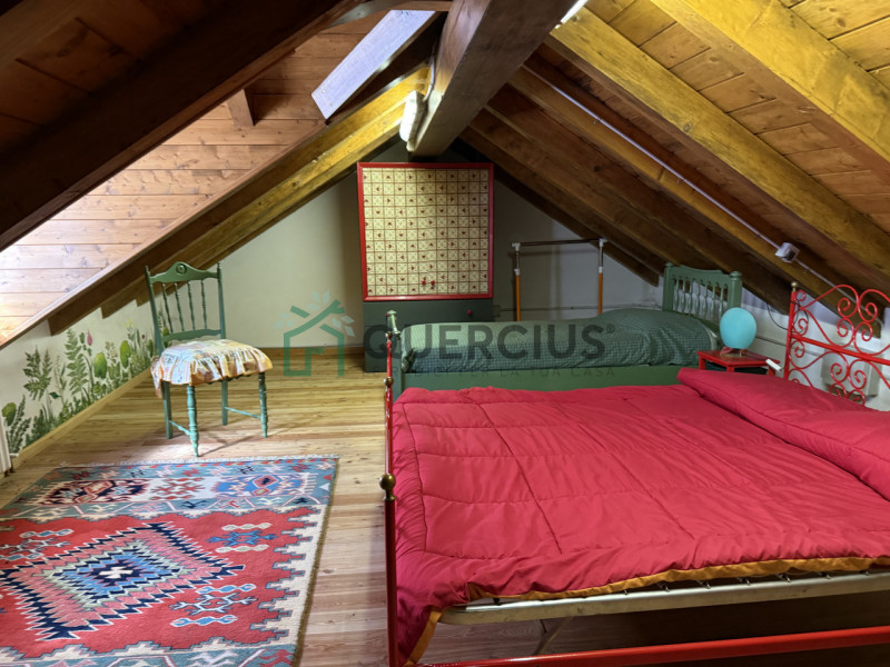 In bellissima zona residenziale, immersa nel verde, proponiamo in vendita meravigliosa villa sing...