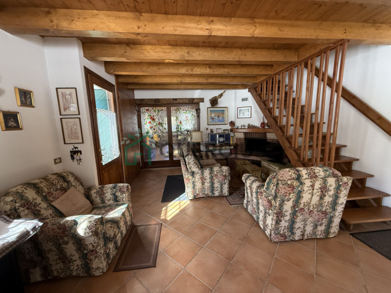 In bellissima zona residenziale, immersa nel verde, proponiamo in vendita meravigliosa villa sing...