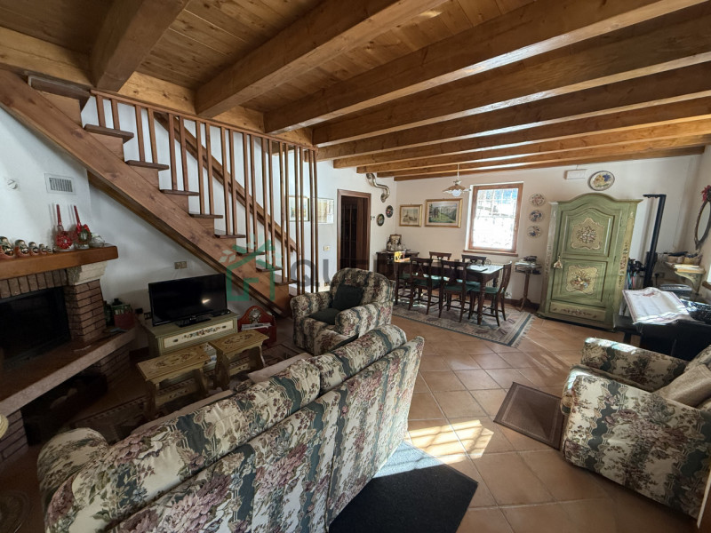 In bellissima zona residenziale, immersa nel verde, proponiamo in vendita meravigliosa villa sing...