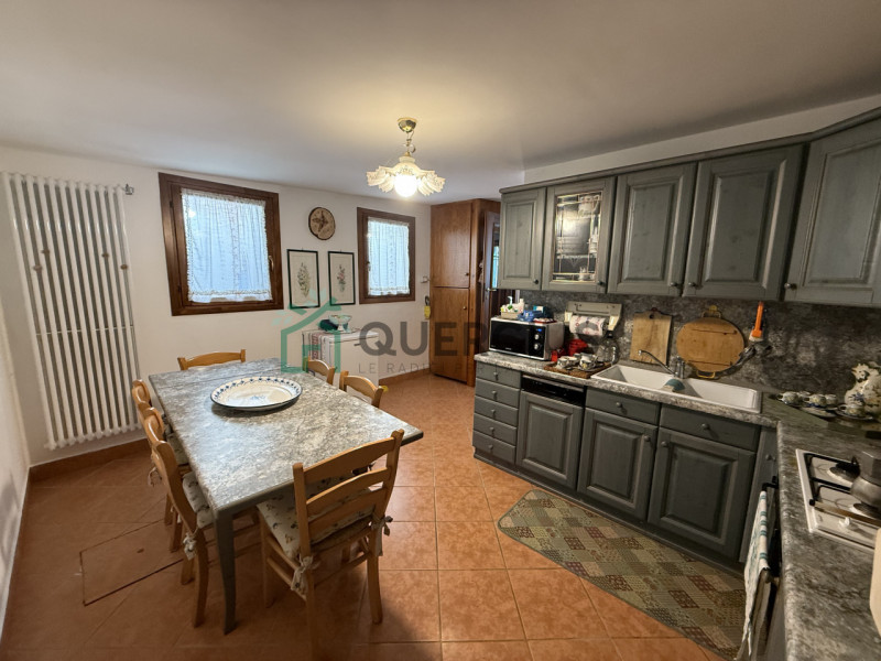In bellissima zona residenziale, immersa nel verde, proponiamo in vendita meravigliosa villa sing...