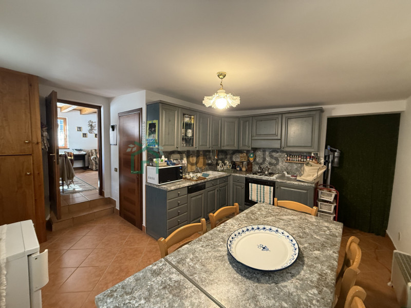 In bellissima zona residenziale, immersa nel verde, proponiamo in vendita meravigliosa villa sing...